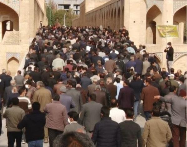 جمعی از کشاورزان استان اصفهان مقابل آب منطقه ای و صداوسیما تجمع کردند