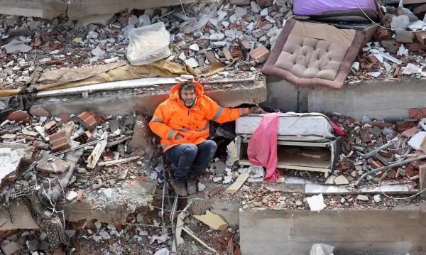 عکس تجسم بخش مصیبت زمین لرزه ترکیه: پدری که دست دختر کشته شده اش را در دست داشت