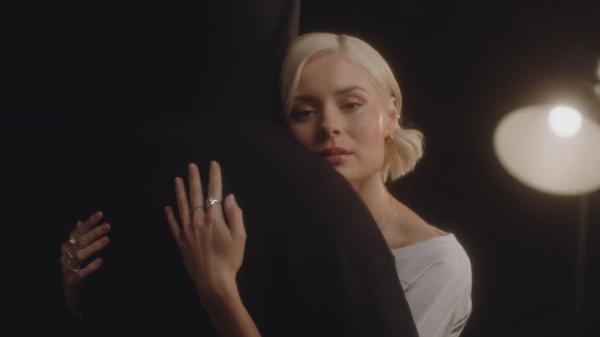 متن و ترجمه آهنگ When You Lose Someone از Nina Nesbitt